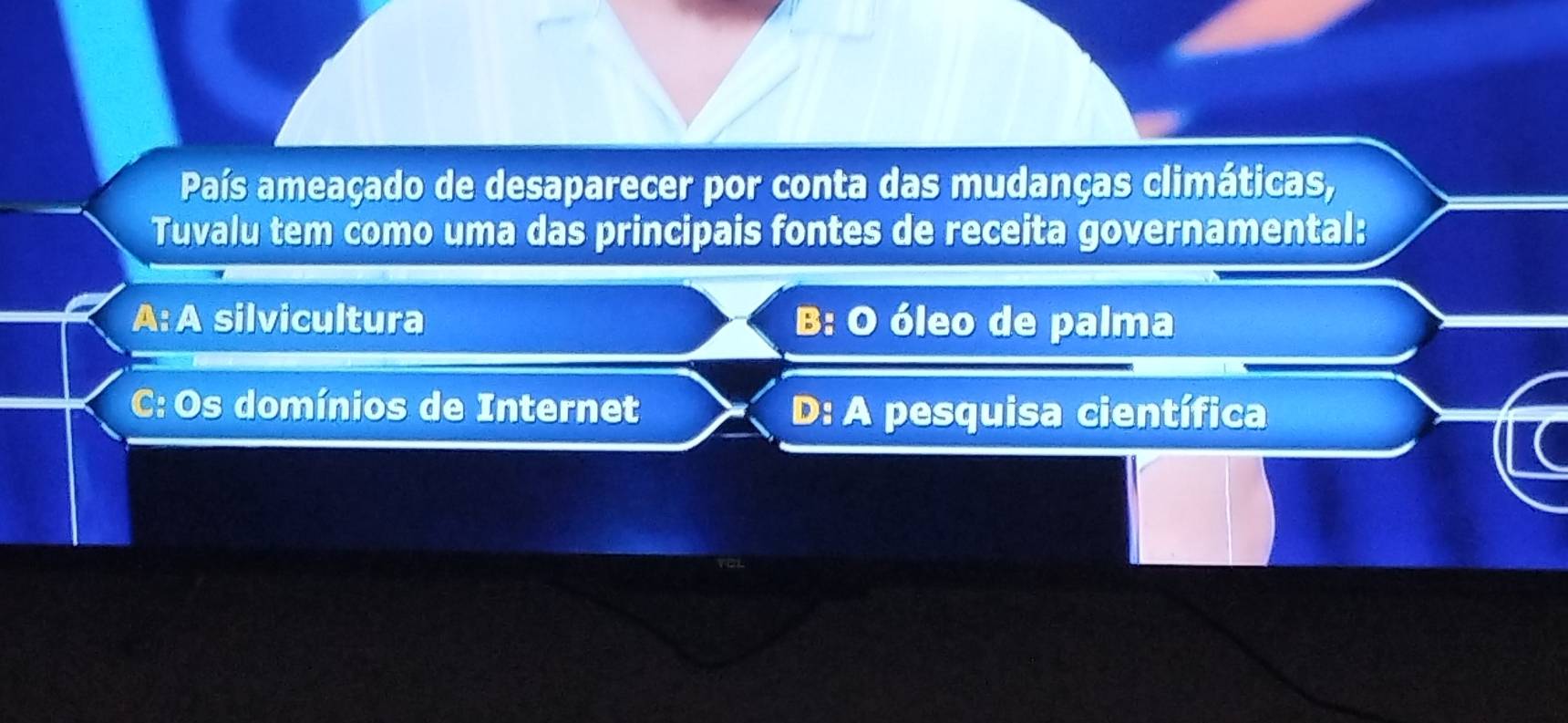 País ameaçado de desaparecer por conta das mudanças climáticas,
Tuvalu tem como uma das principais fontes de receita governamental:
A: A silvicultura B: O óleo de palma
C: Os domínios de Internet D: A pesquisa científica