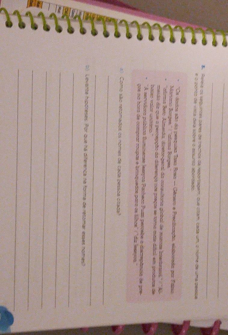 Reee os segumes paríes de trechos da reportagem, que clam, cada um, o nome de uma pessoe 
e o ponto de vista dela sobre o assunta abordado. 
. 'Os dados são da pesquisa Tuaa Boso — Gêmero e Precticação, elzassão por Pánio 
Marianio Bonges.' / ''afama Borges.'' 
''airma Beto Almeida, diretor peral da coosuona global de masoas hntrbranti' / ''A- 
meida diz que a percepção da dierença nos preços se tama mais difal em produtas de 
baiso valar anitário." 
A servidora pública fummense jessyoa Pacheco Puzz percebe a discepêmna de poe- 
ços na hora de comprar roupas e brinquedos para as úlhos" ( ''diz leseyoa.'' 
a) Como são retormados os nomes de cada pessoa citada? 
_ 
_ 
b) Levante hipóteses. Por que ha diferrenca na forma de recomar esses nomes? 
_ 
_ 
_ 
_ 
_