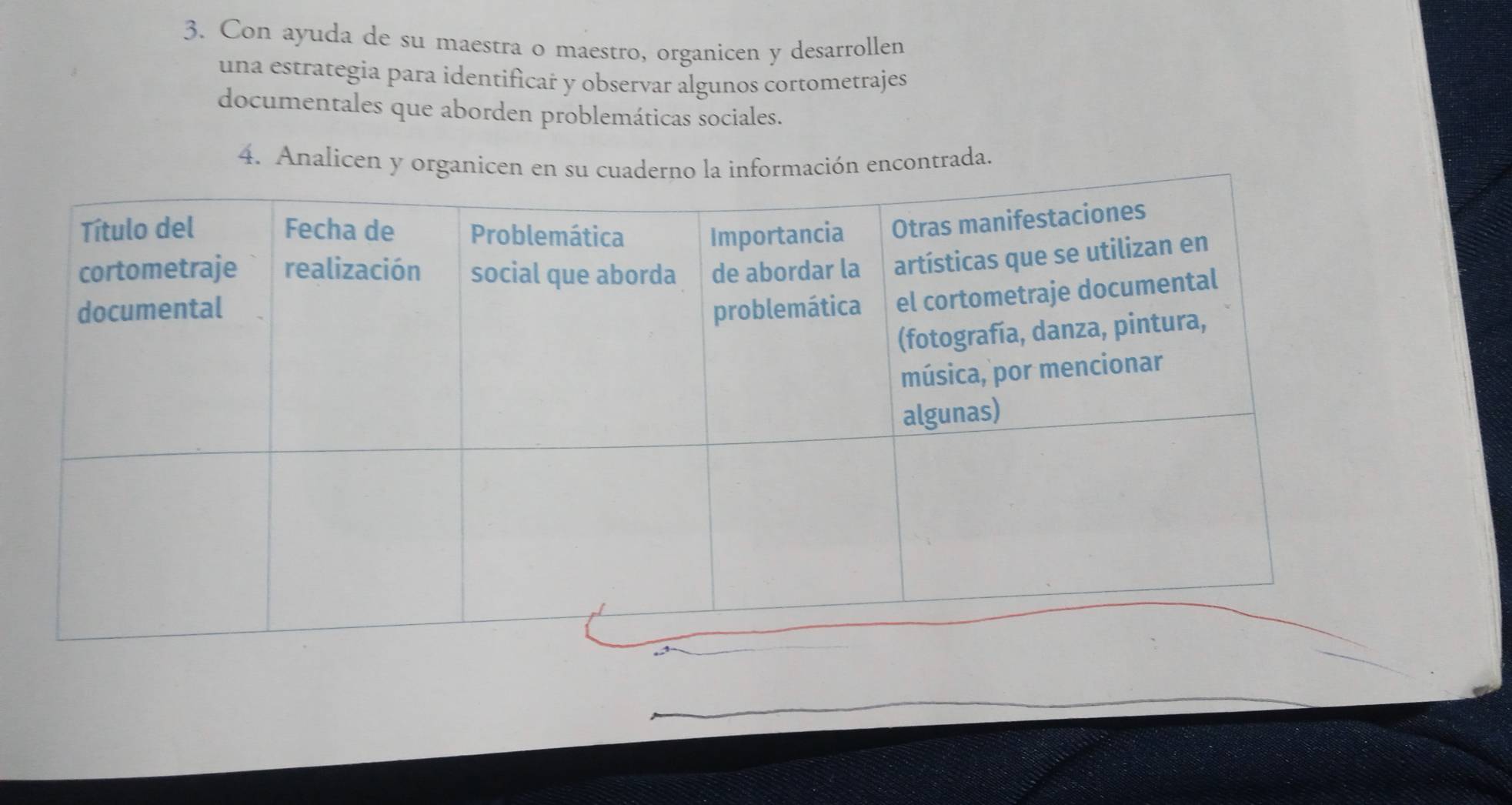 Con ayuda de su maestra o maestro, organicen y desarrollen 
una estrategia para identificar y observar algunos cortometrajes 
documentales que aborden problemáticas sociales. 
4. Analicen y organicen en su cuaderno la información encontrada.