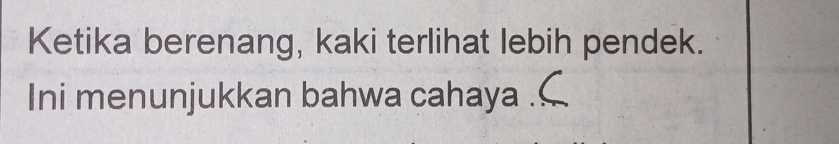 Ketika berenang, kaki terlihat lebih pendek. 
Ini menunjukkan bahwa cahaya