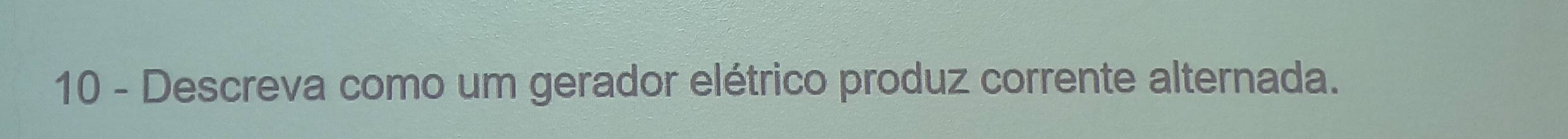 Descreva como um gerador elétrico produz corrente alternada.