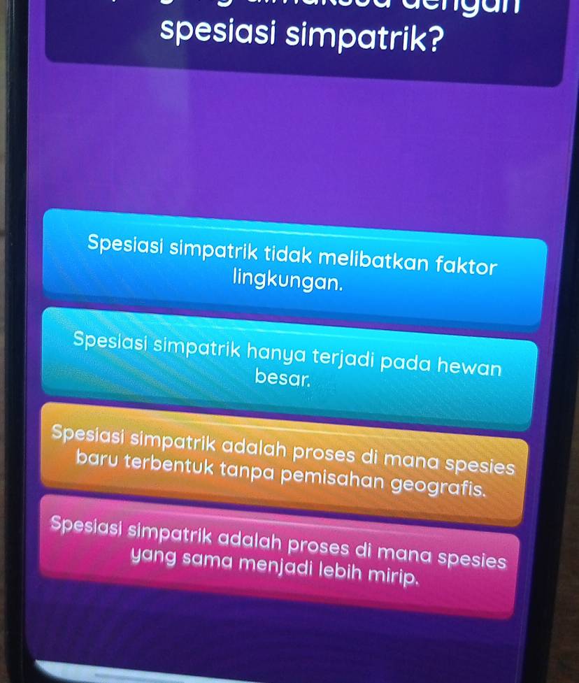 spesiasi simpatrik?
Spesiasi simpatrik tidak melibatkan faktor
lingkungan.
Spesiasi simpatrik hanya terjadi pada hewan
besar.
Spesiasi simpatrik adalah proses di mana spesies
baru terbentuk tanpa pemisahan geografis.
Spesiasi simpatrik adalah proses di mana spesies
yang sama menjadi lebih mirip.