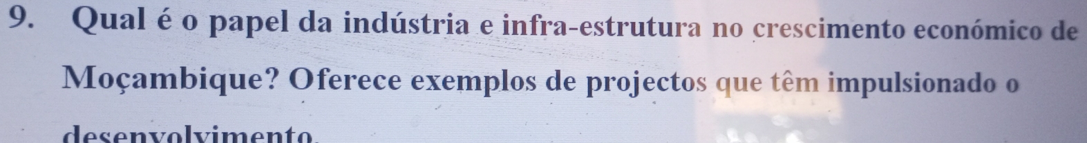 Qual é o papel da indústria e infra-estrutura no crescimento económico de 
Moçambique? Oferece exemplos de projectos que têm impulsionado o 
desenvolvimento.