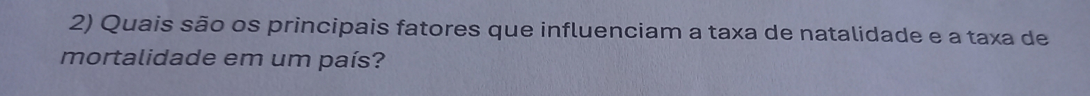 Quais são os principais fatores que influenciam a taxa de natalidade e a taxa de 
mortalidade em um país?