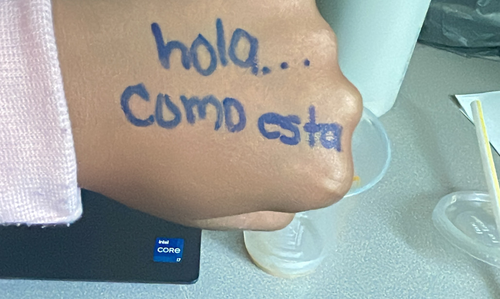 hola. . . 
como esta