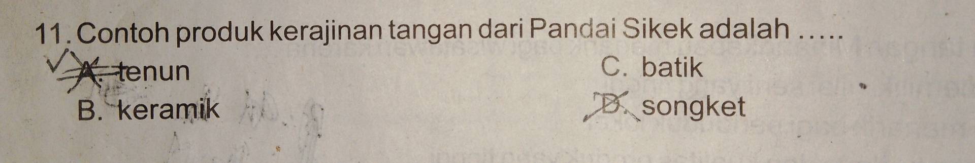 Contoh produk kerajinan tangan dari Pandai Sikek adalah …...
A. tenun C. batik
B. keramik D songket