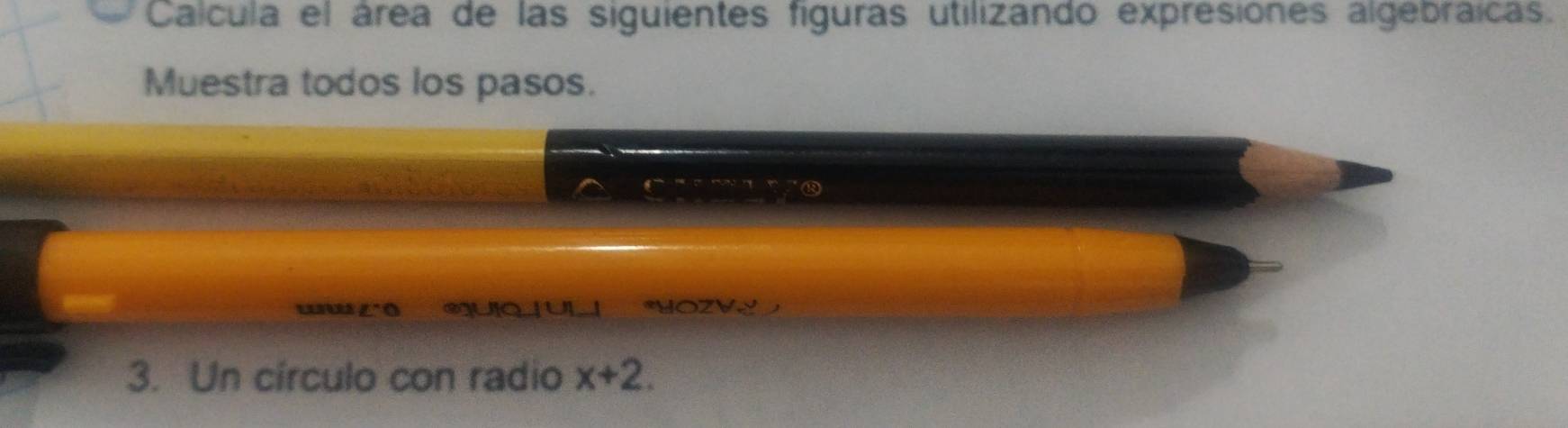 Calcula el área de las siguientes figuras utilizando expresiones algebraicas. 
Muestra todos los pasos. 
*UIq U *YoZV L 
3. Un círculo con radio x+2.