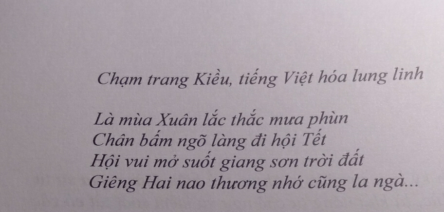 Chạm trang Kiều, tiếng Việt hóa lung linh 
Là mùa Xuân lắc thắc mưa phùn 
Chân bấm ngõ làng đi hội Tết 
Hội vui mở suốt giang sơn trời đất 
Giêng Hai nao thương nhớ cũng la ngà...