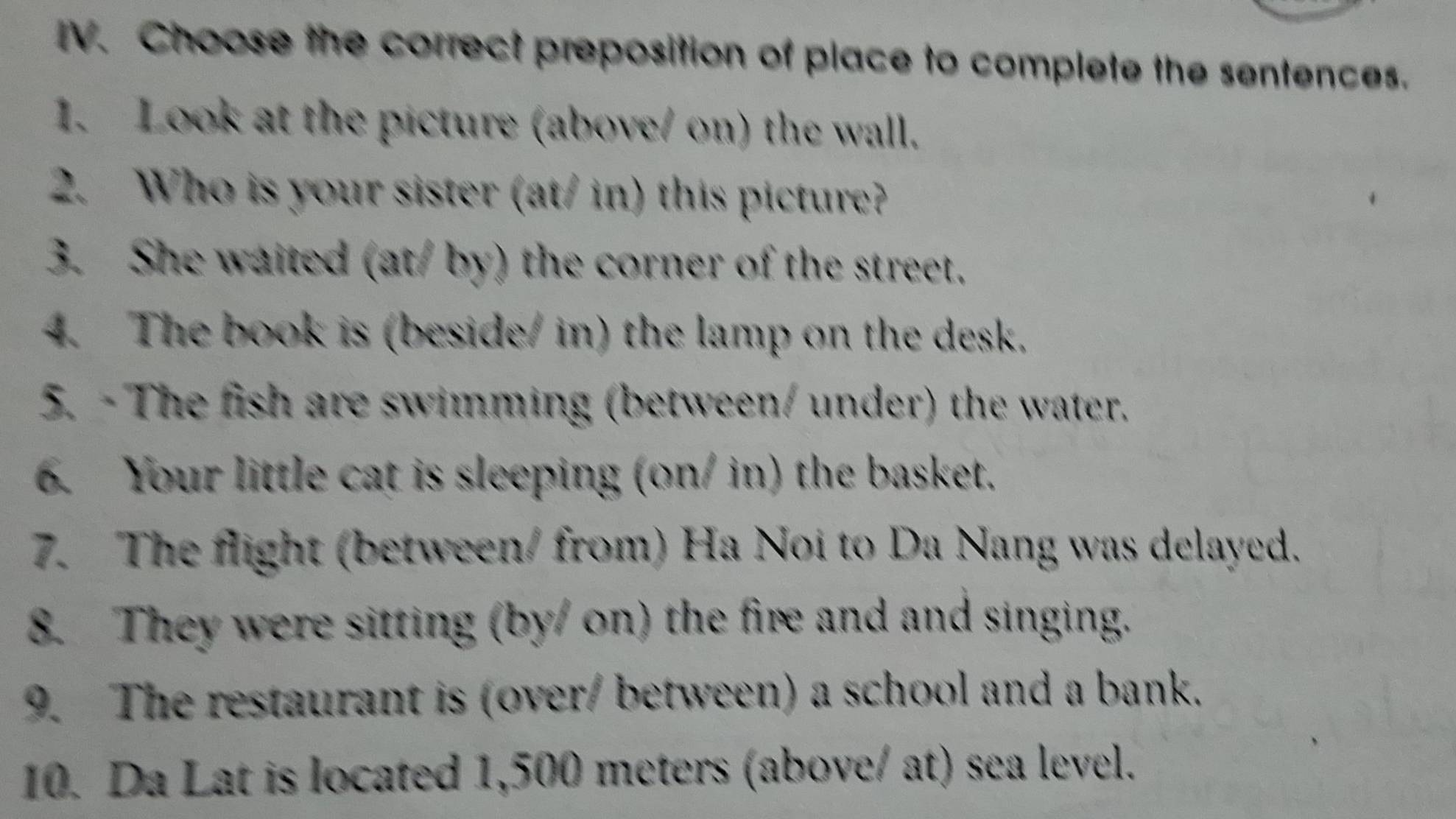 Giải quyết:Choose the correct preposition of place to complete the ...