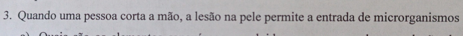 Quando uma pessoa corta a mão, a lesão na pele permite a entrada de microrganismos