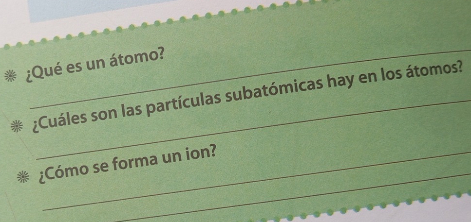 ¿Qué es un átomo? 
* ¿Cuáles son las partículas subatómicas hay en los átomos? 
_ 
* ¿Cómo se forma un ion?