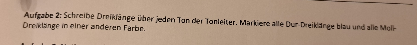 Aufgabe 2: Schreibe Dreiklänge über jeden Ton der Tonleiter. Markiere alle Dur-Dreiklänge blau und alle Moll- 
Dreiklänge in einer anderen Farbe.