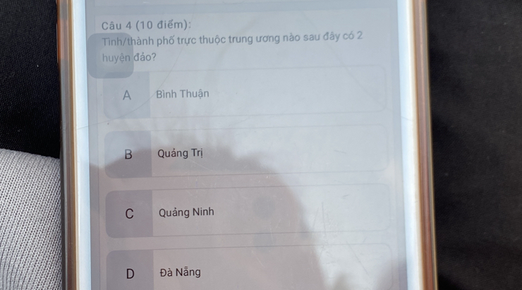 Tinh/thành phố trực thuộc trung ương nào sau đây có 2
huyện đảo?
A Bình Thuận
B Quảng Trị
C Quảng Ninh
D Đà Nẵng