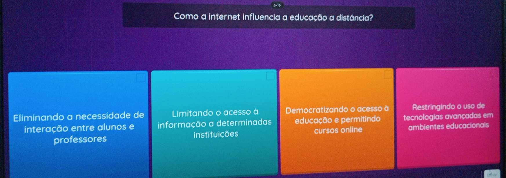 Como a internet influencia a educação a distância?
Eliminando a necessidade de Limitando o acesso à Democratizando o acesso à Restringindo o uso de
interação entre alunos e informação a determinadas educação e permitindo tecnologias avançadas em
professores instituições cursos online ambientes educacionais