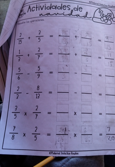 OlInterial Didáctios Rayita 
Actividades de 
Resuelve las operaciones. 
， _□ ， _
 2/3 - 8/13 = □ /□  - □ /□  = □ /□  
 3/5 *  2/7 = □ /□  *  □ /□  = □ /□  
Material Didáctico Rayitas