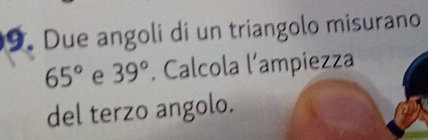 Due angoli di un triangolo misurano
65° e 39°. Calcola l’ampiezza 
del terzo angolo.