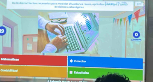 Da las herramientas necesarías para modelar situaciones reales, optimizar proceses y tomar
decisiones estratégicas
19
Matematicas Derecho
Contabilidad Estadística