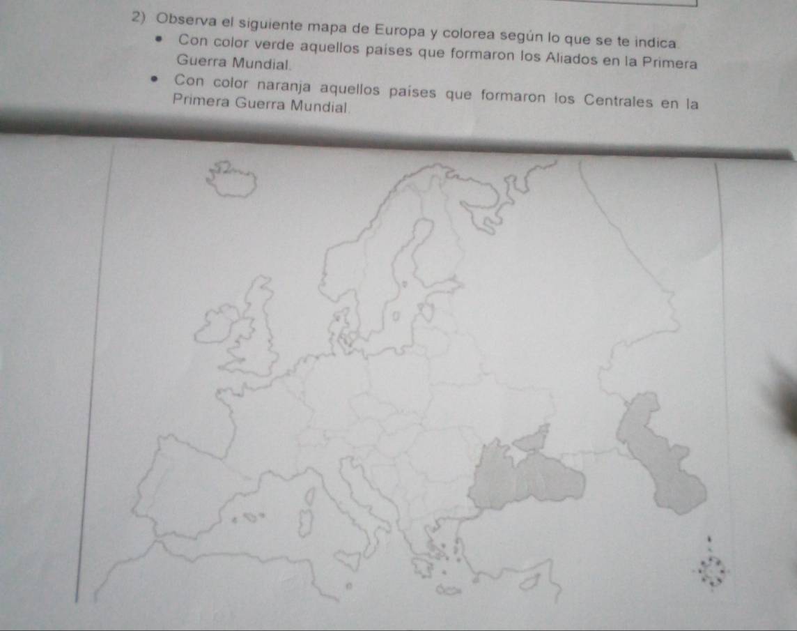 Observa el siguiente mapa de Europa y colorea según lo que se te indica. 
Con color verde aquellos países que formaron los Aliados en la Primera 
Guerra Mundial. 
Con color naranja aquellos países que formaron los Centrales en la 
Primera Guerra Mundial