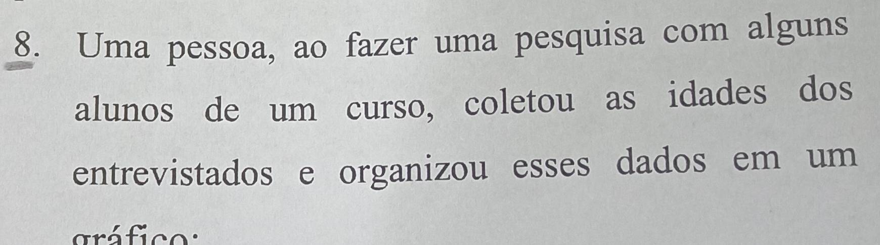 Uma pessoa, ao fazer uma pesquisa com alguns 
alunos de um curso, coletou as idades dos 
entrevistados e organizou esses dados em um 
gráfico: