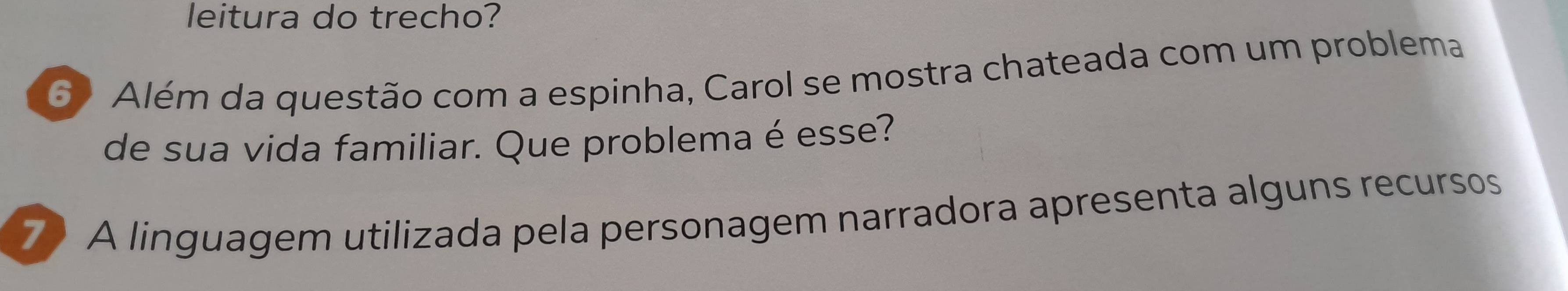 leitura do trecho? 
6) Além da questão com a espinha, Carol se mostra chateada com um problema 
de sua vida familiar. Que problema é esse? 
7) A linguagem utilizada pela personagem narradora apresenta alguns recursos