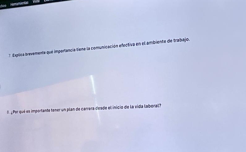 chivo Herramientas Vista 
7. Explica brevemente qué importancia tiene la comunicación efectiva en el ambiente de trabajo. 
8. ¿Por qué es importante tener un plan de carrera desde el inicio de la vida laboral?