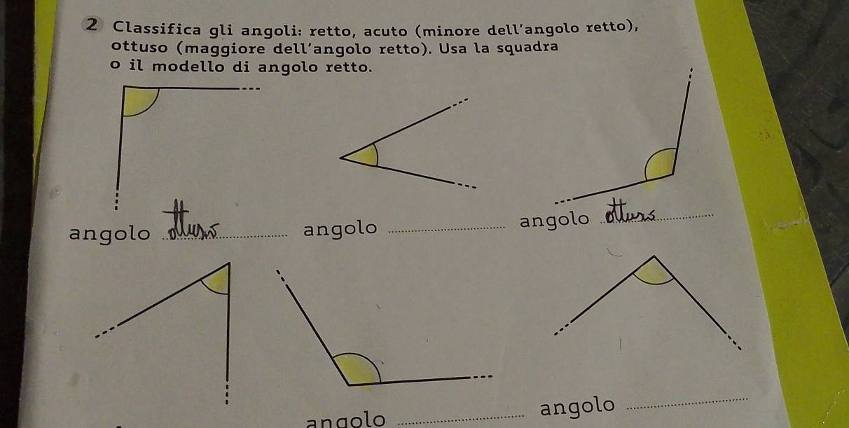 ② Classifica gli angoli: retto, acuto (minore dell’angolo retto), 
ottuso (maggiore dell’angolo retto). Usa la squadra 
o il modello di angolo retto. 
angolo _angolo_ 
angolo 
_ 
angolo _angolo 
_