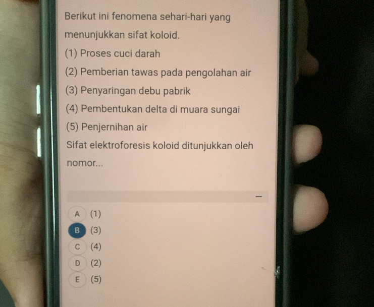 Berikut ini fenomena sehari-hari yang
menunjukkan sifat koloid.
(1) Proses cuci darah
(2) Pemberian tawas pada pengolahan air
(3) Penyaringan debu pabrik
(4) Pembentukan delta di muara sungai
(5) Penjernihan air
Sifat elektroforesis koloid ditunjukkan oleh
nomor...
-
A (1)
B∪ (3)
C (4)
D (2)
E (5)