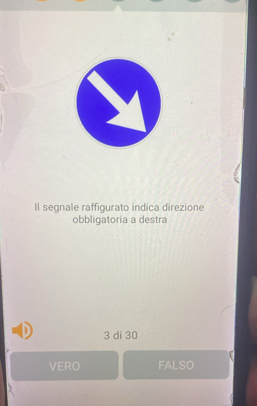 Il segnale raffigurato indica direzione
obbligatoria a destra
3 di 30
VERO FALSO