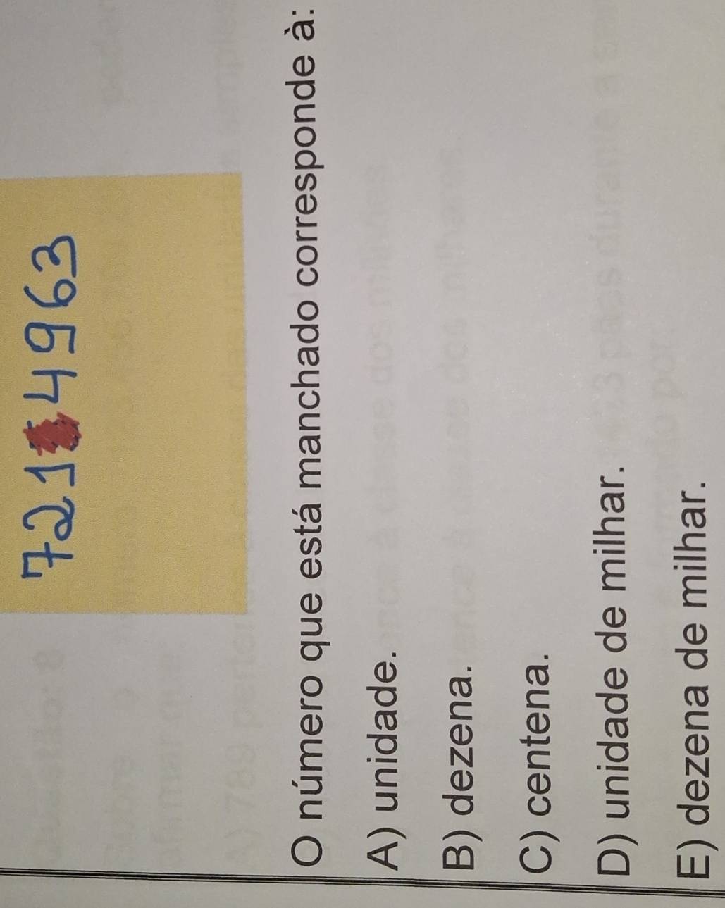 número que está manchado corresponde à:
A) unidade.
B) dezena.
C) centena.
D) unidade de milhar.
E) dezena de milhar.