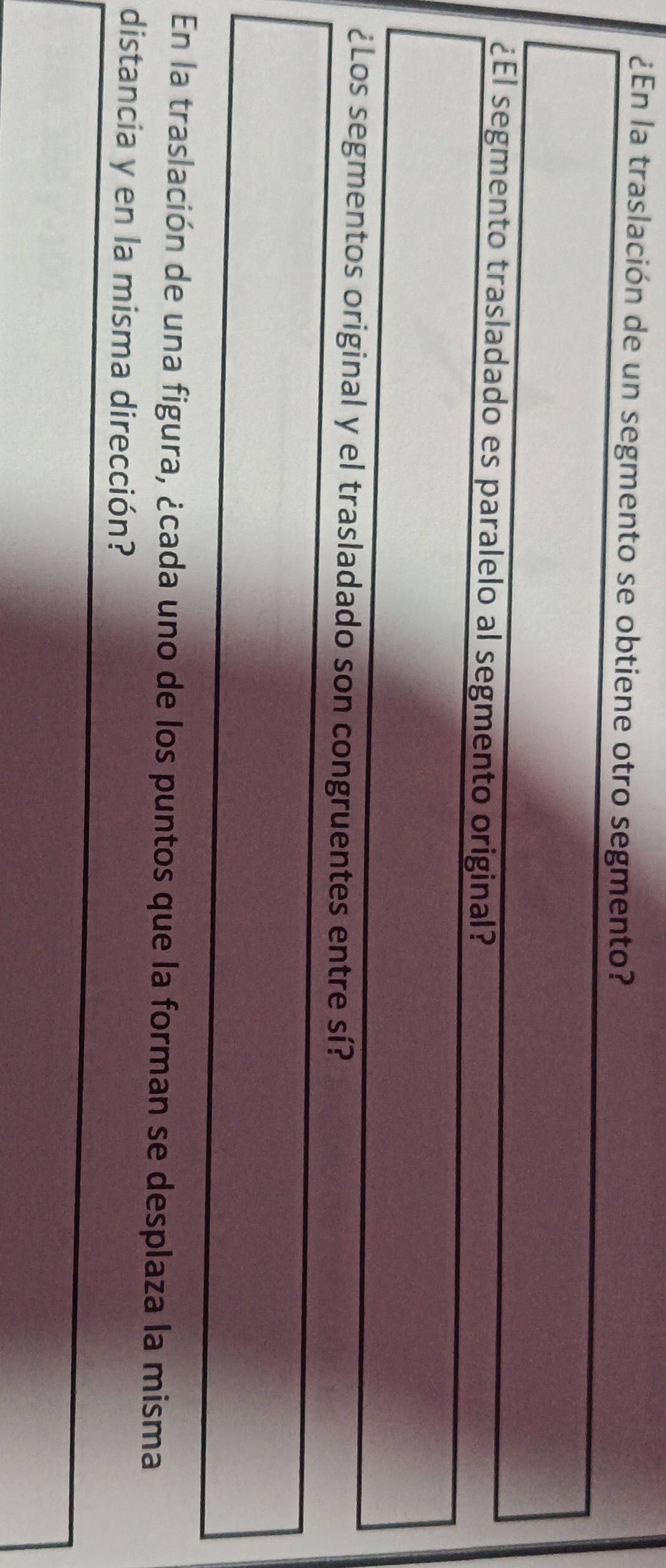 ¿En la traslación de un segmento se obtiene otro segmento? 
¿El segmento trasladado es paralelo al segmento original? 
¿Los segmentos original y el trasladado son congruentes entre sí? 
En la traslación de una figura, ¿cada uno de los puntos que la forman se desplaza la misma 
distancia y en la misma dirección?
