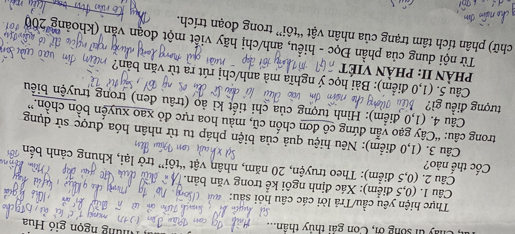 Chây ui sống ới, Con gái thủy thân... 
Những ngọn gió Hua 
Thực hiện yêu cầu/Trả lời các câu hỏi sau: 
Câu 1. (0,5 điểm): Xác định ngôi kể trong văn bản. 
Cốc thế nào? 
Câu 2. (0,5 điểm): Theo truyện, 20 năm, nhân vật “tôi” trở lại, khung cảnh bến 
Câu 3. (1,0 điểm): Nêu hiệu quả của biện pháp tu từ nhân hóa được sử dụng 
trong câu: “Cây gạo vẫn đứng cô đơn chốn cũ, màu hoa rực đỏ xao xuyến bồn chồn.” 
tượng điều gì? Câu 4. (1,0 điểm): Hình tượng của chi tiết kì ảo (trâu đen) trong truyện biểu 
Câu 5. (1,0 điểm): Bài học ý nghĩa mà anh/chị rút ra từ văn bản? ) 
phÀN II: pHÀN VIÉT 
Từ nội dung của phần Đọc - hiều, anh/chị hãy viết một đoạn văn (khoảng 200
chữ) phân tích tâm trạng của nhân vật “tôi” trong đoạn trích.