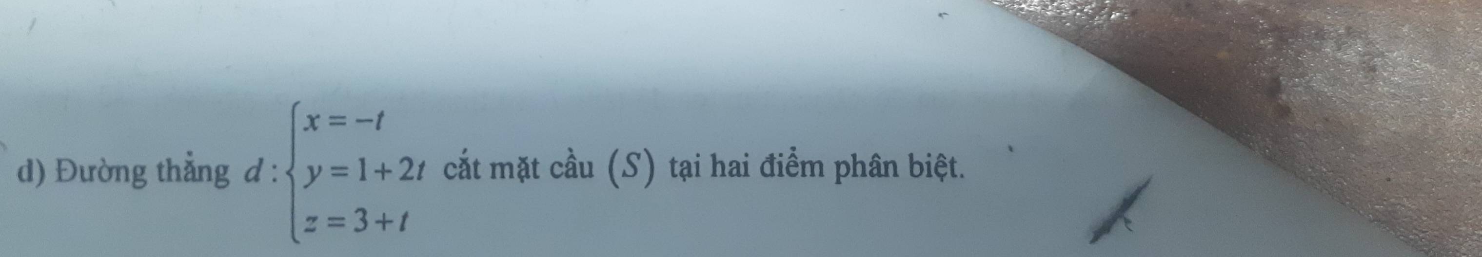 Đường thẳng d:beginarrayl x=-t y=1+2t z=3+tendarray. cắt mặt cầu (S) tại hai điểm phân biệt.