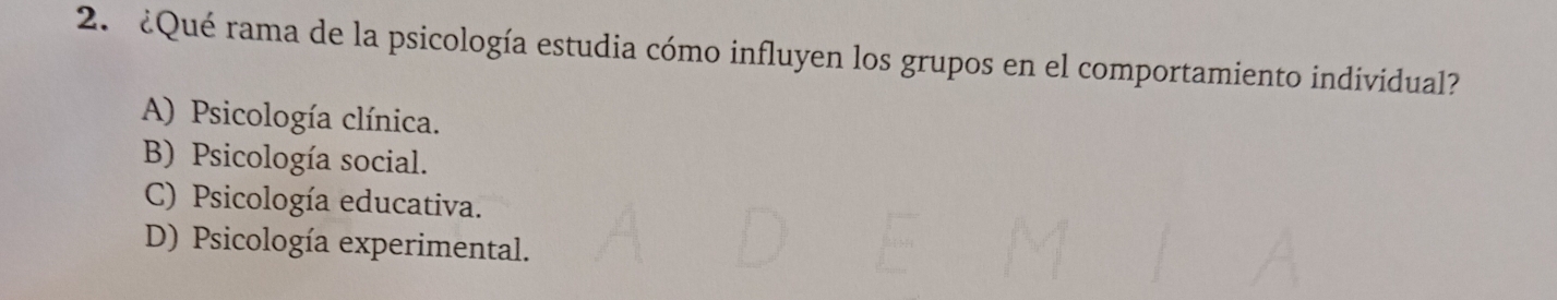 ¿Qué rama de la psicología estudia cómo influyen los grupos en el comportamiento individual?
A) Psicología clínica.
B) Psicología social.
C) Psicología educativa.
D) Psicología experimental.