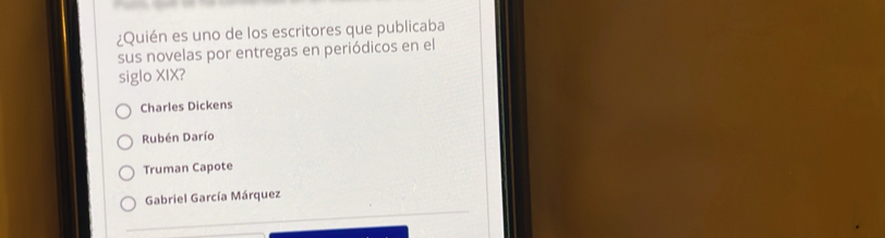 ¿Quién es uno de los escritores que publicaba
sus novelas por entregas en periódicos en el
siglo XIX?
Charles Dickens
Rubén Darío
Truman Capote
Gabriel García Márquez