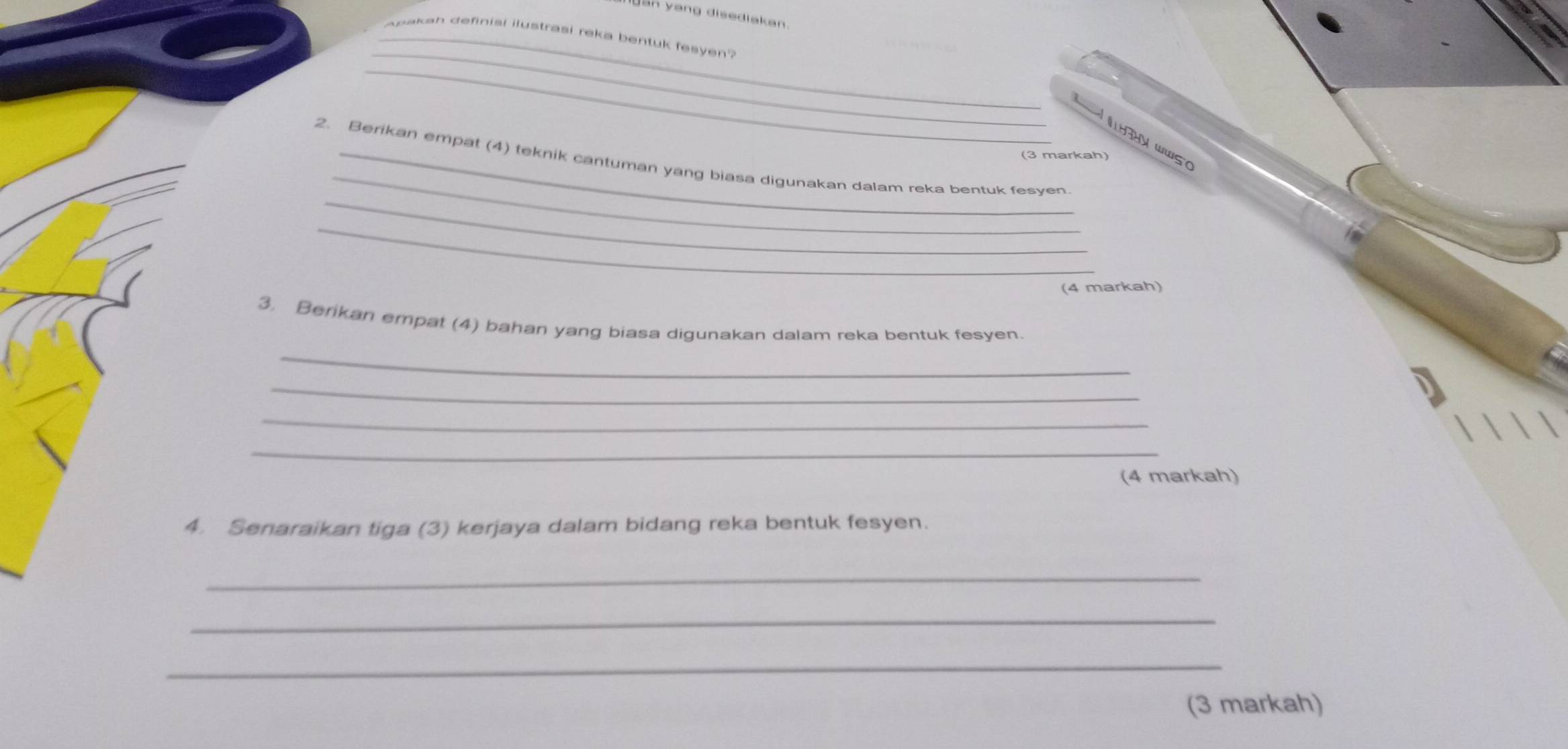 yang disediakan 
_ 
_pakan definisi ilustrasi reka bentuk fesyen? 
_ 
_ 
ywws 
(3 markah) 
_ 
2. Berikan empat (4) teknik cantuman yang biasa digunakan dalam reka bentuk fesyen 
_ 
(4 markah) 
_ 
3. Berikan empat (4) bahan yang biasa digunakan dalam reka bentuk fesyen. 
_ 
_ 
_ 
(4 markah) 
4. Senaraikan tiga (3) kerjaya dalam bidang reka bentuk fesyen. 
_ 
_ 
_ 
(3 markah)