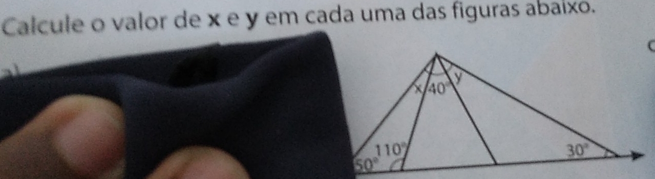 Calcule o valor de × e y em cada uma das figuras abaíxo.