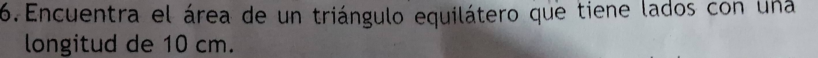 Encuentra el área de un triángulo equilátero que tiene lados con una 
longitud de 10 cm.