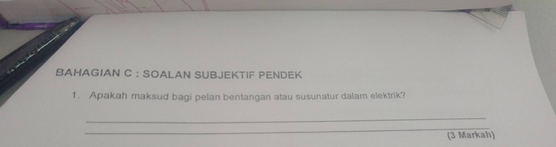 BAHAGIAN C : SOALAN SUBJEKTIF PENDEK 
1. Apakah maksud bagi pelan bentangan atau susunatur dalam elektrik? 
_ 
_ 
(3 Markah)