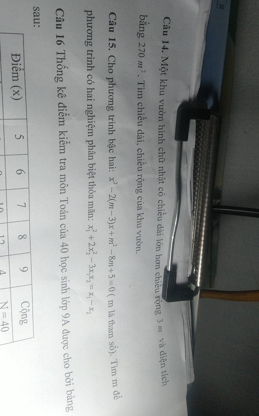 Một khu vườn hình chữ nhật có chiều dài lớn hơn chiêu rộng 3 m và diện tích
bằng 270m^2. Tìm chiều dài, chiều rộng của khu vườn.
Câu 15. Cho phương trình bậc hai: x^2-2(m-3)x+m^2-8m+5=0 ( m là tham số). Tìm m để
phương trình có hai nghiệm phân biệt thỏa mãn: x_1^(2+2x_2^2-3x_1)x_2=x_1-x_2
Câu 16 Thống kê điểm kiểm tra môn Toán của 40 học sinh lớp 9A được cho bởi bảng