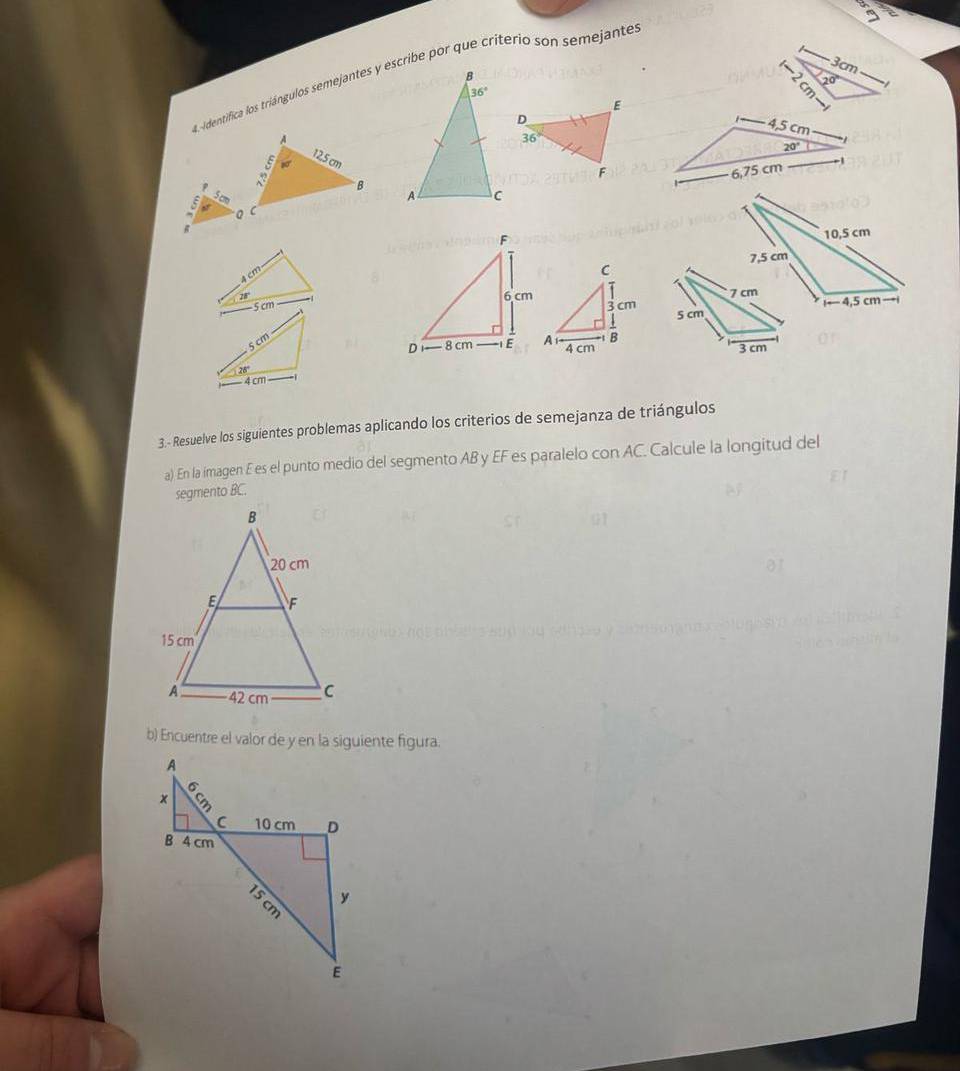 a
3cm
4.Identifica los triángulos semejantes y escribe por que criterio son semejantes
20°
5
4cm
28
− 5 cm 
 
5 cm
28°
4 cm
3.- Resuelve los siguientes problemas aplicando los criterios de semejanza de triángulos
a) En la imagen E es el punto medio del segmento AB y EF es paralelo con AC. Calcule la longitud del
segmento BC.
b) Encuentre el valor de y en la siguiente figura.