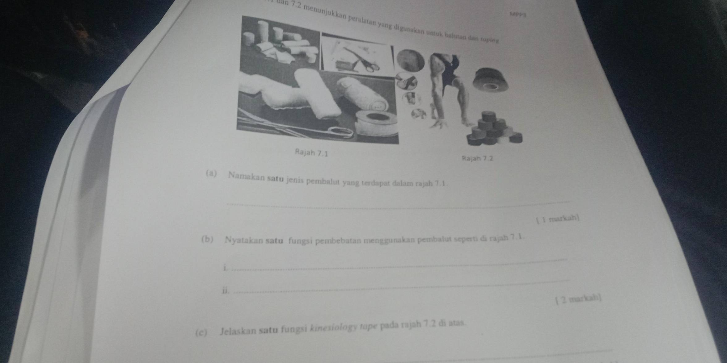 uan 7.2 menunjukkan peralatan yang digunakan untuk baiutan dan tuping 
(a) Namakan satu jenis pembalut yang terdapat dalam rajah 7.1. 
_ 
[ 1 markah] 
(b) Nyatakan satu fungsi pembebatan menggunakan pembalut seperti di rajah 7. 1 
i 
_ 
ii. 
_ 
[ 2 markah] 
(c) Jelaskan satu fungsi kinexiology tope pada rajah 7.2 di atas. 
_