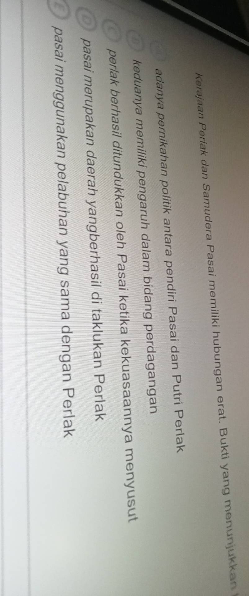 Kerajaan Perlak dan Samudera Pasai memiliki hubungan erat. Bukti yang menunjukkan 
adanya pernikahan politik antara pendiri Pasai dan Putri Perlak
keduanya memiliki pengaruh dalam bidang perdagangan
perlak berhasil ditundukkan oleh Pasai ketika kekuasaannya menyusut
pasai merupakan daerah yangberhasil di taklukan Perlak
pasai menggunakan pelabuhan yang sama dengan Perlak