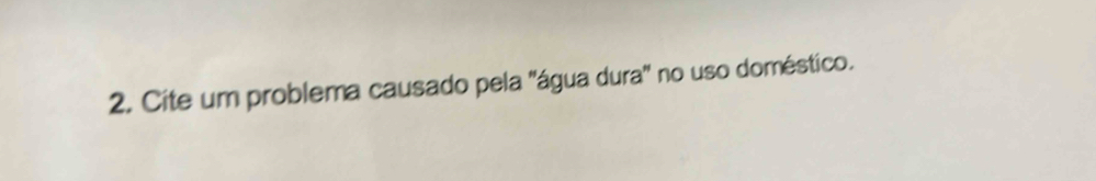 Cite um problema causado pela 'água dura' no uso doméstico.