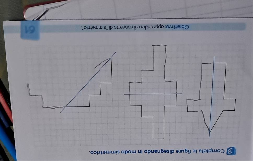 Completa le figure disegnando in modo simmetrico. 
Obiettivo: apprendere il concetto di “simmetria".