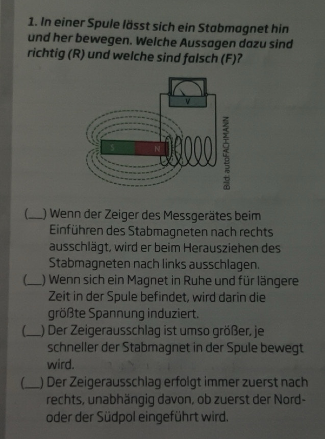 Gelöst:In einer Spule lässt sich ein Stabmagnet hin und her bewegen ...