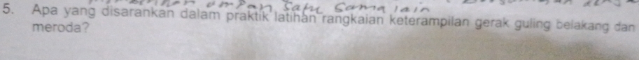 Apa yang disarankan dalam praktik latihan rangkaian keterampilan gerak guling belakang dan 
meroda?