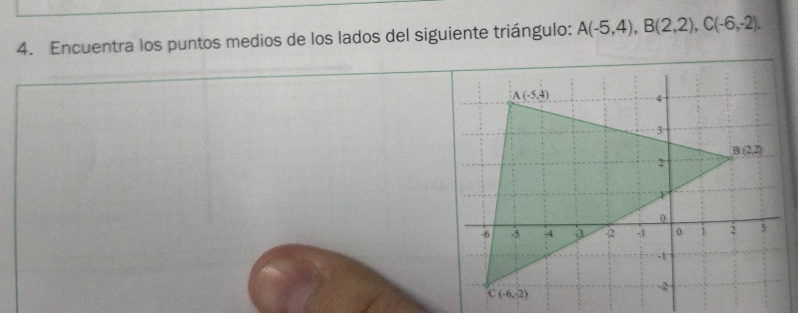 Encuentra los puntos medios de los lados del siguiente triángulo: A(-5,4),B(2,2),C(-6,-2).