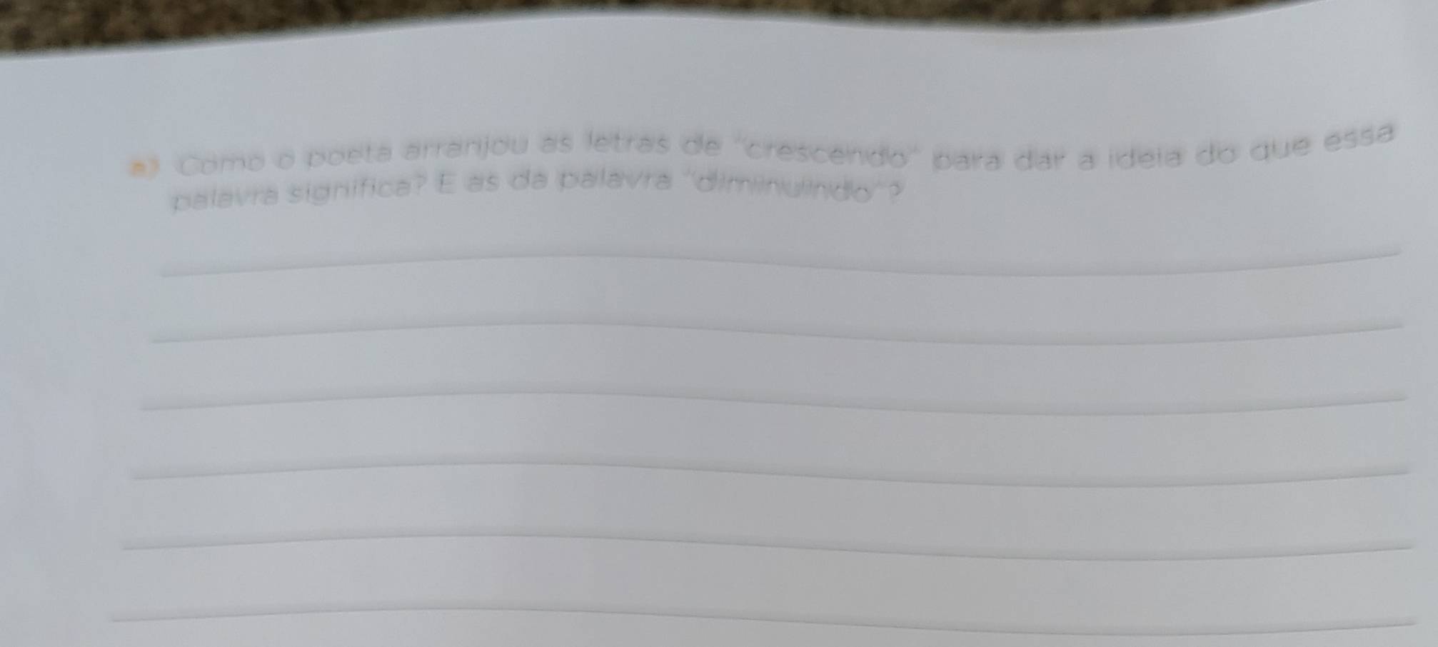 #) Como o poeta arranjou as letras de ''crescendo'' para dar a idela do que essa 
palavra significa? E as da palavra ''diminuindo'? 
_ 
_ 
_ 
_ 
_ 
_