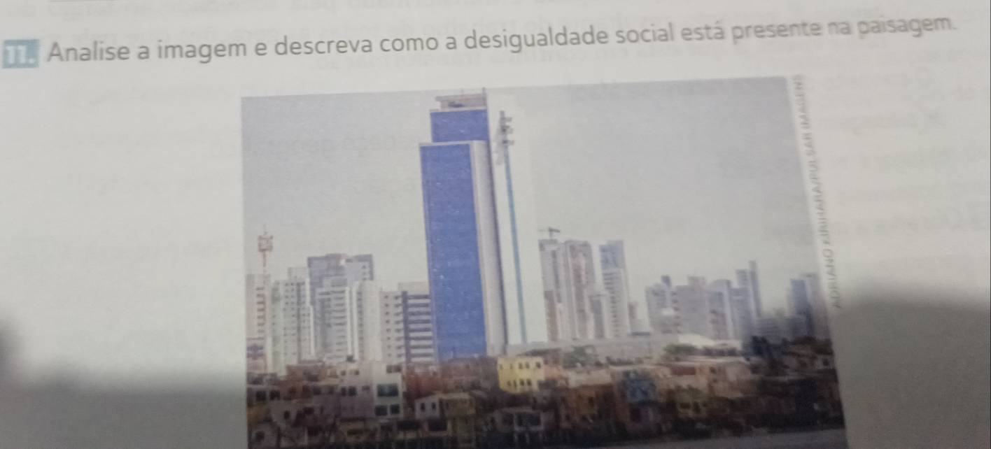 Analise a imagem e descreva como a desigualdade social está presente na paisagem.