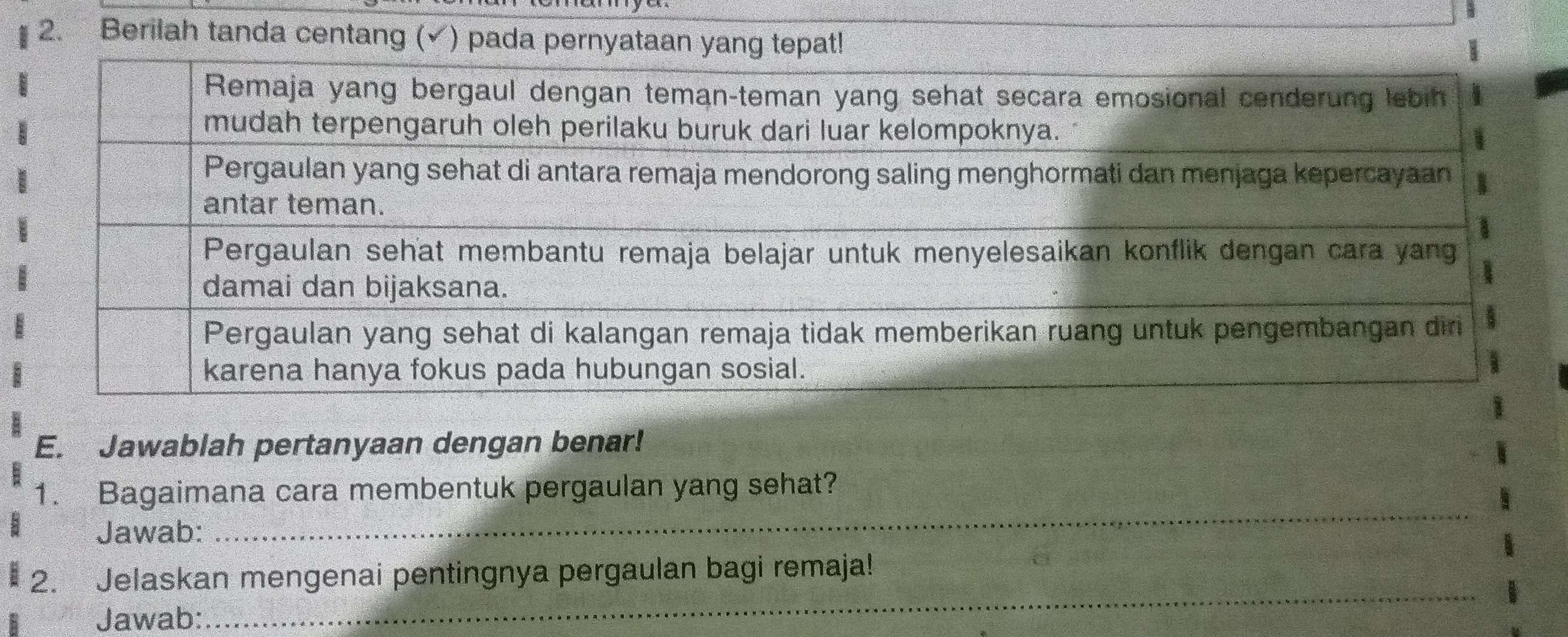 Jawablah pertanyaan dengan benar! 
1. Bagaimana cara membentuk pergaulan yang sehat? 
Jawab: 
_ 
2. Jelaskan mengenai pentingnya pergaulan bagi remaja! 
Jawab: 
_